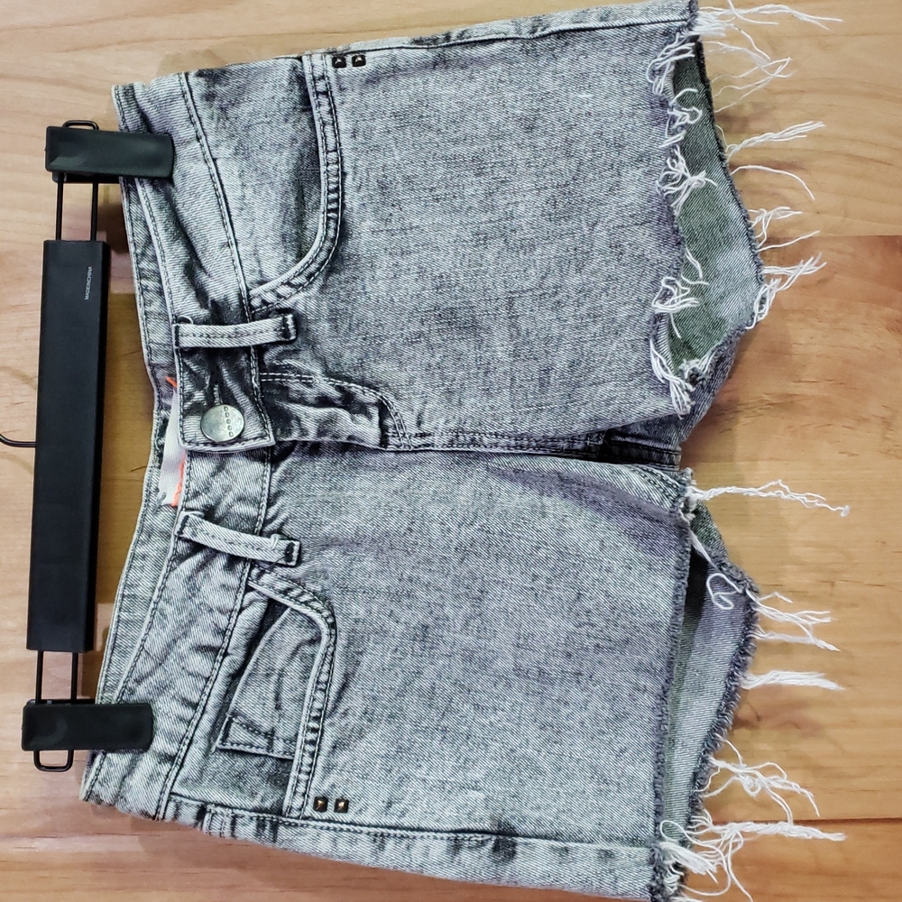 TOPSHOP MOTO JEAN ACID WASH STYLE CUTOFFS